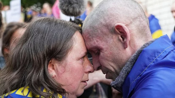 EIn Austausch von Gefangenen führt oft zu bewegenden Momenten - wie hier zwischen einem Ukrainer und seiner Frau in der Region Tschernihiw. - © Efrem Lukatsky/AP/dpa