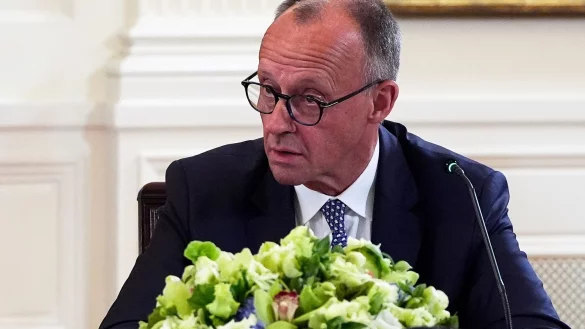 Kanzler Merz wird von US-Pr&auml;sident Trump f&uuml;r seinen Teint bewundert. - &copy; Alex Brandon/AP/dpa