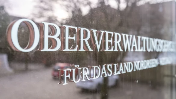 Die vorläufige Dienstenthebung des Dürener Landrats Wolfgang Spelthahn (CDU) beschäftigt das Oberverwaltungsgericht (OVG) von Nordrhein-Westfalen in Münster. (Archivbild) - © Guido Kirchner/dpa