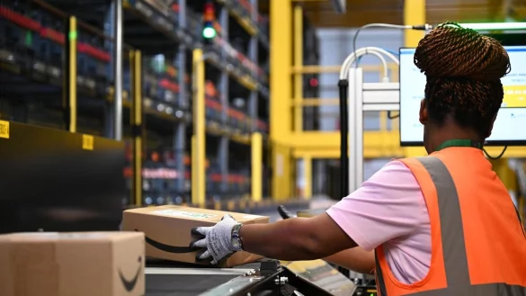 Eine Amazon-Mitarbeiterin an einem Standort des US-Logistikers in Dortmund - ein Job von 40.000 in Deutschland, Tendenz steigend. - &copy; Wolf von Dewitz/dpa