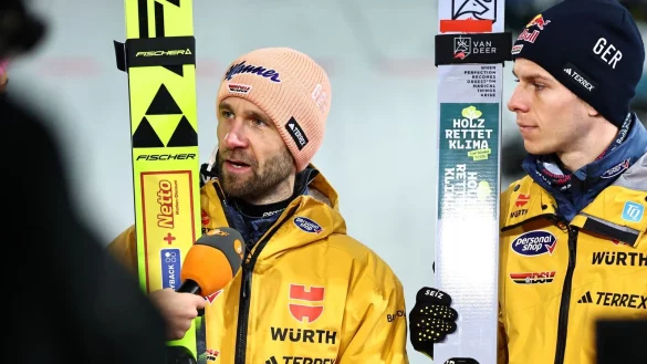 Der 34 Jahre alte Pius Paschke (l) und der 29 Jahre alte Andreas Wellinger sind derzeit die besten deutschen Springer. - © Daniel Karmann/dpa