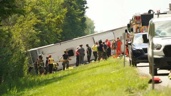 In dem Reisebus seien mehr als 50 Passagiere gewesen, darunter Frauen und Kinder, hieß es von der Polizei. - © Libby March/Buffalo News/AP/dpa