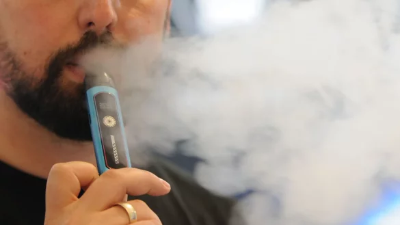 Verbrannt wird nichts in der E-Zigarette, da eine Fl&uuml;ssigkeit erhitzt wird und verdampft, wie an den dichten Dampfwolken der Konsumenten zu sehen ist. - &copy; Wolf von Dewitz/dpa