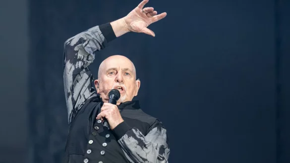 Seine Bühnenshows sind Spektakel für die Sinne: Peter Gabriel bei einem Auftritt in Berlin. (Archivbild) - © Hannes P. Albert/dpa