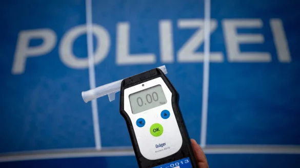 Die Versicherungsbranche fordert eine Ausweitung des Alkoholverbots am Steuer für junge Fahrer. (Archivbild) - © Soeren Stache/dpa