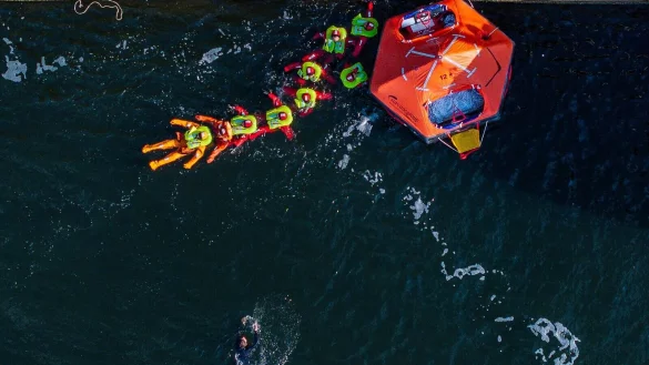 Auch das Paddeln mit einer Rettungsinsel stand auf dem Stundenplan. - &copy; Jens B&uuml;ttner/dpa