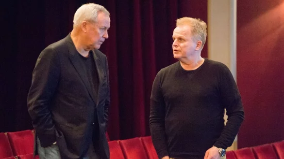 Der Musiker Herbert Grönemeyer (r) und der US-Regisseur Robert Wilson vor zehn Jahren am Berliner Ensemble im Theater am Schiffbauerdamm. (Archivfoto von 2015) - © picture alliance / dpa