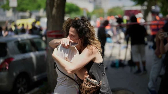 Der Krieg zwischen Israel und dem Iran schweißt viele Menschen enger zusammen. - © Bernat Armangue/AP/dpa