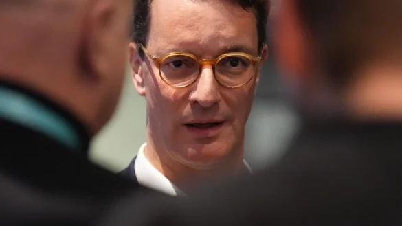 Hendrik Wüst (CDU), Ministerpräsident von Nordrhein-Westfalen, spricht in einem Pressegespräch mit Journalisten. (Archivfoto) - © Marcus Brandt/dpa