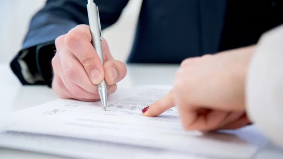 Ein Vertrag, der sachgrundlos befristet ist, kann nicht unbegrenzt oft verlängert werden. - © Christin Klose/dpa-tmn