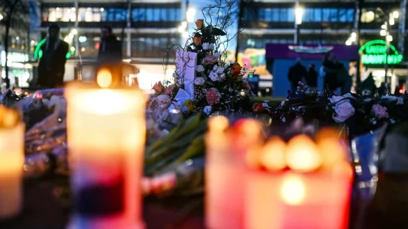 Mit Blumen und Kerzen wird nach der Todesfahrt der Opfer gedacht. - © Uli Deck/dpa