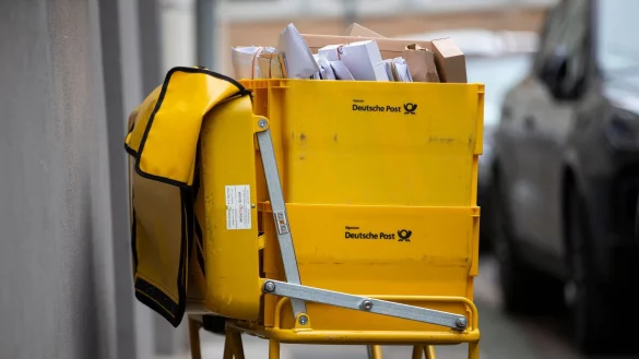 Nach Warnstreiks will die Deutsche Post liegengebliebene Sendungen nachliefern. (Archivbild) - © Thomas Banneyer/dpa