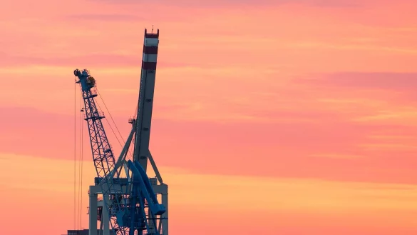 Die deutsche Wirtschaft ist im ersten Quartal stärker gewachsen als erwartet, aber der Zollstreit trübt die Aussichten für den Export. (Archivbild) - © Daniel Bockwoldt/dpa