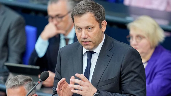 Klingbeil antwortete im Bundestag auf Fragen der Abgeordneten. - &copy; Michael Kappeler/dpa