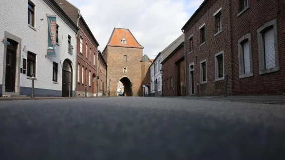 Die Heinsberger Straße in Gangelt im Kreis Heinsberg. Der Ort war 2020 einer der ersten Corona-Hotspots in Deutschland. - © Oliver Berg/dpa