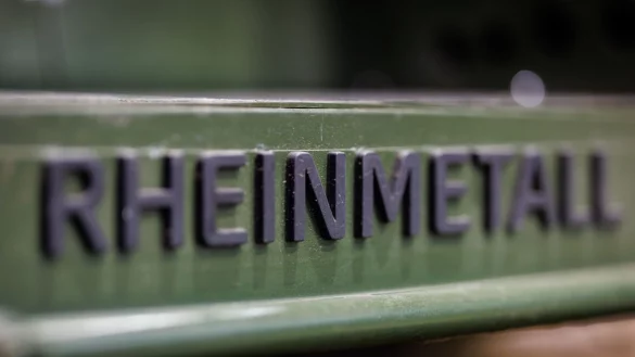 Rheinmetall-Logo auf einem Militärfahrzeug - die Nachfrage nach den Rüstungsgütern des Düsseldorfer Unternehmens ist stark gestiegen. - © Daniel Karmann/dpa