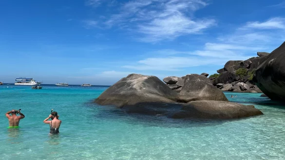 Die Similan Islands mit ihren Granitformationen sind bei Tagestouristen aus aller Welt beliebt - und dürfen sich jetzt wieder erholen. (Archivbild) - © Carola Frentzen/dpa