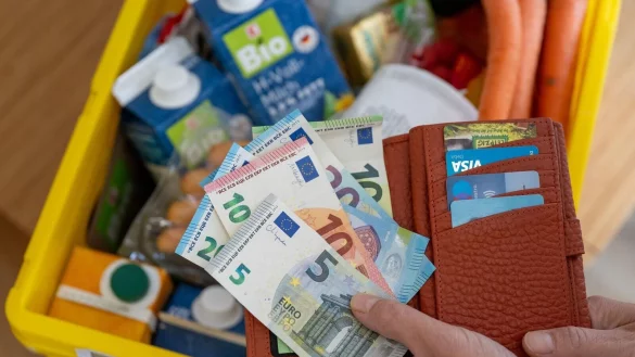 Der tägliche Einkauf ist teurer geworden. (Symbolbild) - © Hendrik Schmidt/dpa