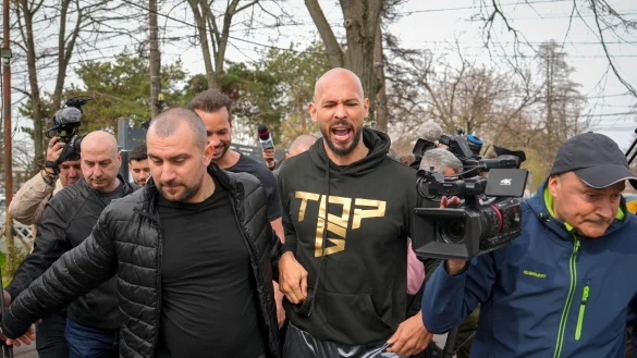 Die Brüder stehen unter dem Verdacht der Vergewaltigung und des Menschenhandels. - © Vadim Ghirda/AP/dpa