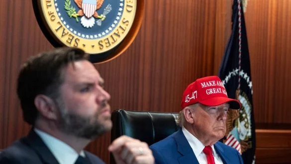 US-Präsident Donald Trump hat die Atomanlagen des Irans bombardieren lassen. Das wirft die Frage auf, ob der Konflikt jetzt eskalieren könnte. - © -/The White House via AP/dpa