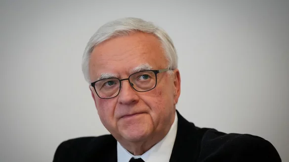 Der Berliner Erzbischof Heiner Koch soll als Zeuge in einem Klageverfahren in Köln aussagen. (Archivbild). - © Soeren Stache/dpa