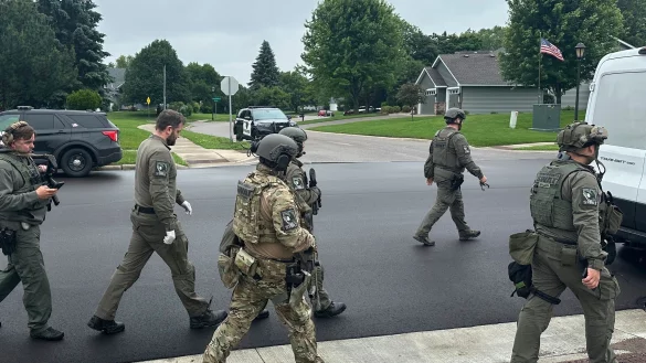 In Minnesota läuft eine großangelegte Fahndung nach dem Schützen - er soll sich als Polizist ausgegeben haben. - © Tim Sullivan/AP/dpa