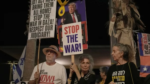 Tausende Israelis demonstrierten in Tel Aviv und anderen St&auml;dten f&uuml;r die Freilassung der Geiseln im Gazastreifen. - &copy; Maya Alleruzzo/AP/dpa