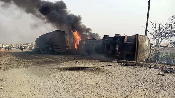 Der Fahrer des Lkws hat auf einer Schnellstraße die Kontrolle über das Fahrzeug verloren. - © -/Nationale Katastrophenschutzbehörde/dpa