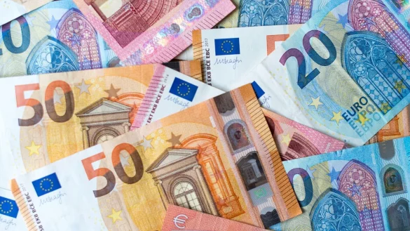 Das Geld soll unter anderem in neue Standorte und Anlagen flie&szlig;en, aber auch in Forschung und Entwicklung sowie die Modernisierung der Infrastruktur. (Symbolbild) - &copy; Monika Skolimowska/dpa-Zentralbild/dpa