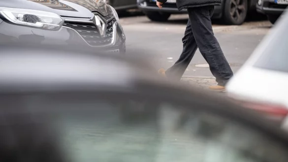 Besonders in Metropolen gingen die Menschen zuletzt häufiger zu Fuß und ließen das Auto öfter stehen. (Symbolbild) - © Sebastian Gollnow/dpa