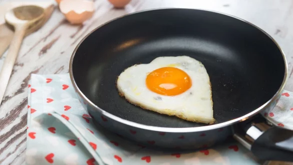 Sie haben einen hohen Cholesterinspiegel? Eine ges&uuml;ndere Zusammensetzung der Lebensmittel ist dann sinnvoller, als sich ausschlie&szlig;lich Eier zu verbieten. - &copy; Franziska Gabbert/dpa-tmn