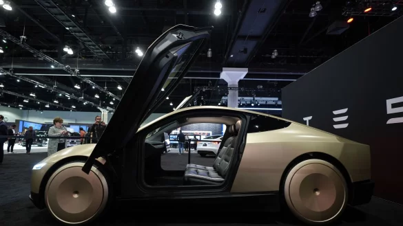 Ein Robotaxi-Fahrzeug ohne Lenkrad und Pedale will Tesla von 2026 an bauen. (Archivbild) - © Jae C. Hong/AP/dpa