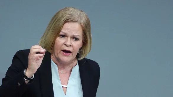 Bundesinnenministerin Nancy Faeser nannte die Tat in Gera ein grauenhaftes Verbrechen und forderte stärkeren Schutz für Frauen. (Archivbild) - © Kay Nietfeld/dpa