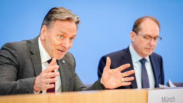 Das Bundeslagebild Cybercrime 2024 stellt BKA-Präsident Holger Münch zusammen mit Bundesinnenminister Alexander Dobrindt (CSU) vor. - © Kay Nietfeld/dpa