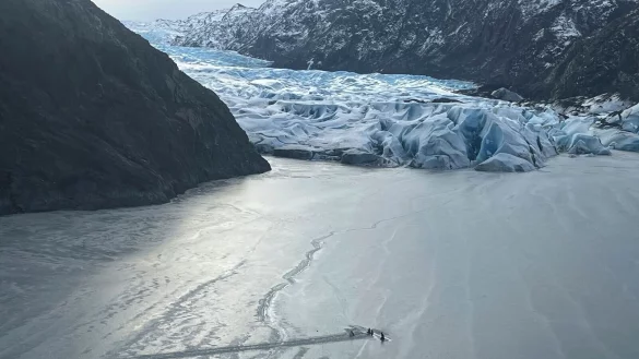 Das Kleinflugzeug stürzte auf einen zugefrorenen See und versank halb im Wasser. - © -/Alaska National Guard via AP/dpa