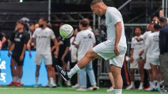 Lukas Podolski freut sich über den Aufstieg des 1. FC Köln - © Andreas Gora/dpa