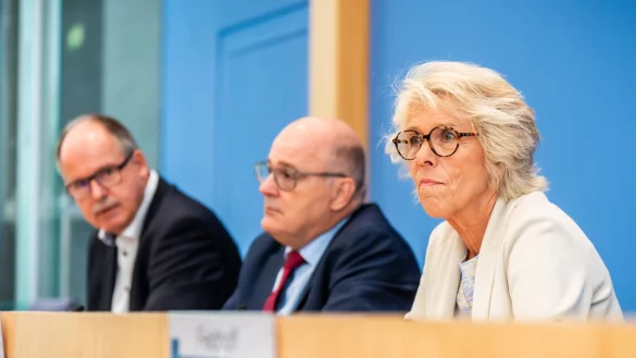 Kommissionschefin Christiane Schönefeld, Arbeitgeber-Verhandlungsführer Steffen Kampeter (M) und Gewerkschaftsverhandlungsführer Stefan Körzell sind sich einig beim Mindestlohn. - © Michael Kappeler/dpa