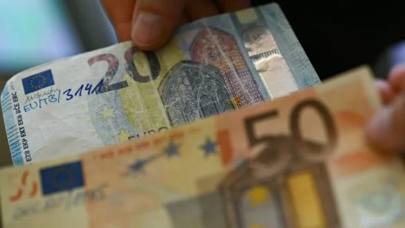 Scheine im Nennwert von 50 und 20 Euro werden am häufigsten gefälscht. - © Arne Dedert/dpa