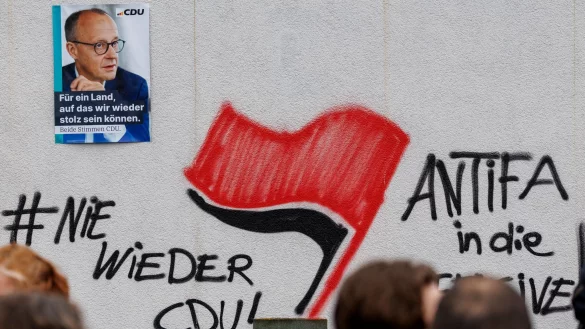 Nun sind nach eine Halle in Menden auch die CDU-Gesch&auml;ftsstellen in Dortmund und L&uuml;nen beschmiert worden. (Archivbild). - &copy; Christoph Reichwein/dpa