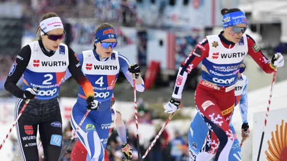 Pia Fink (l) zeigte als Startläuferin eine starke Leistung. - © Antti Aimo-Koivisto/Lehtikuva/dpa