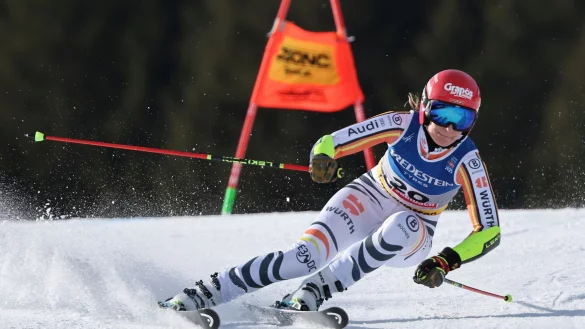 Lena Dürr zeigte im WM-Riesenslalom eine überraschend gute Leistung. - © Marco Trovati/AP/dpa