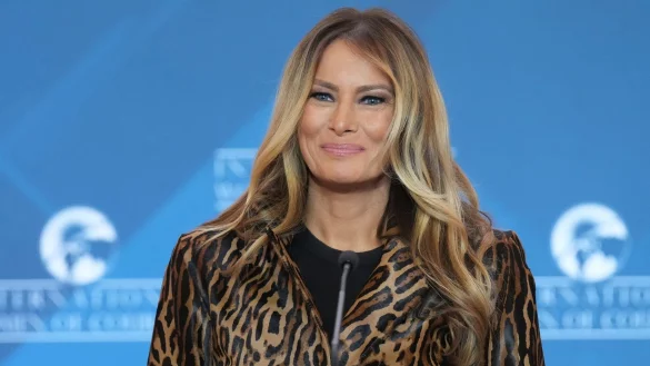 Auch US-First-Lady Melania Trump () trägt mal Leopard - hier bei einer Preisverleihung Anfang April in Washington. (Archivbild) - © Jacquelyn Martin/AP/dpa