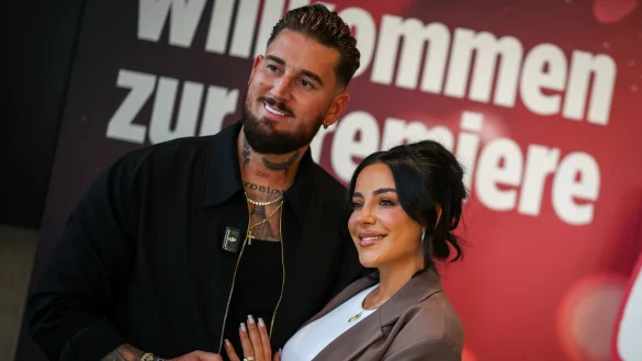 Die Reality-Stars Leyla und Mike Heiter (r) gaben sich das Ja-Wort. (Archivbild) - © Christoph Reichwein/dpa