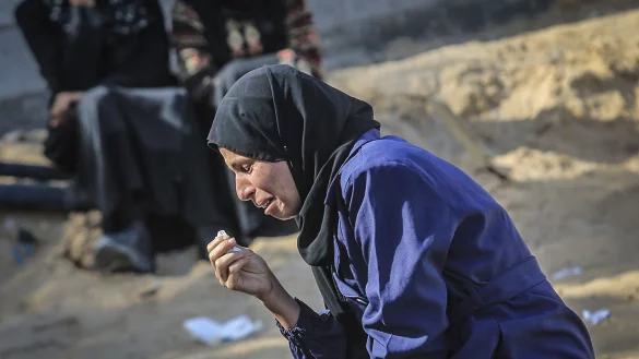 Seit der Nacht zu Dienstag greift Israels Armee wieder massiv Ziele im Gazastreifen an. - © Abed Rahim Khatib/dpa