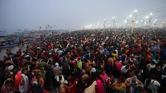 Pilger versammeln sich am Zusammenfluss von Ganges und Jamuna, um ein Bad zu nehmen. - © Prabhat Kumar Verma/ZUMA Press Wire/dpa