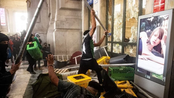 Bei den Krawallen wurden nach Angaben der Polizei mehrere Dutzend Menschen verletzt. - &copy; Marco Ottico/LaPresse/AP/dpa