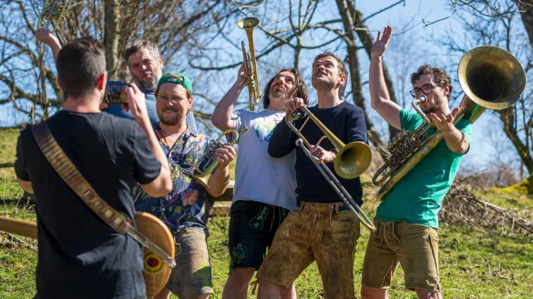Elf Songs sind auf dem Album, bei denen sich dieses Mal unter die erfolgreiche Kombination aus bayerischer Blasmusik, Pop und Ska noch eine gute Prise Balkan-Klang mischt. - &copy; Peter Kneffel/dpa