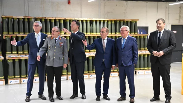 Sie kann bis zu 40 Kilometer weit geschossen werden: Artilleriemunition von Rheinmetall. - © Julian Stratenschulte/dpa