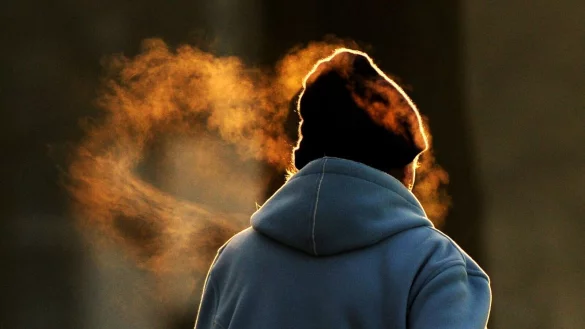 An kalten Tagen können wir unsere eigene Atemluft sehen. - © Julian Stratenschulte/dpa/dpa-tmn