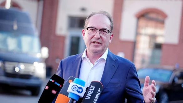 Bundesinnenminister Alexander Dobrindt (CSU) hat gemeinsame Grenzkontrollen auf der deutschen Seite der deutsch-polnischen Grenze angeboten. (Archivbild) - © Kay Nietfeld/dpa